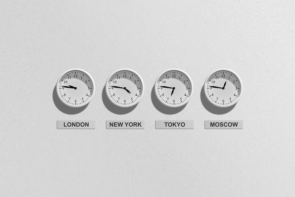 Four clocks showing time in London, New York, Tokyo, and Moscow.